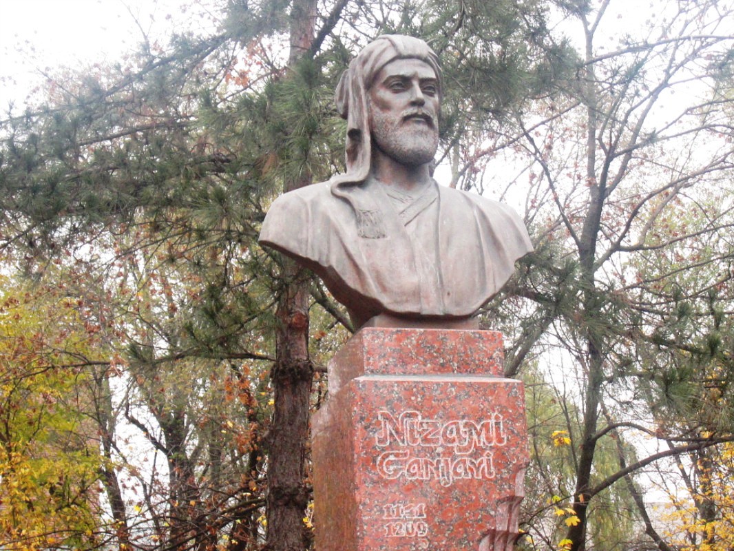 В Молдове состоялось открытие обновленного парка имени Низами Гянджеви (фото)