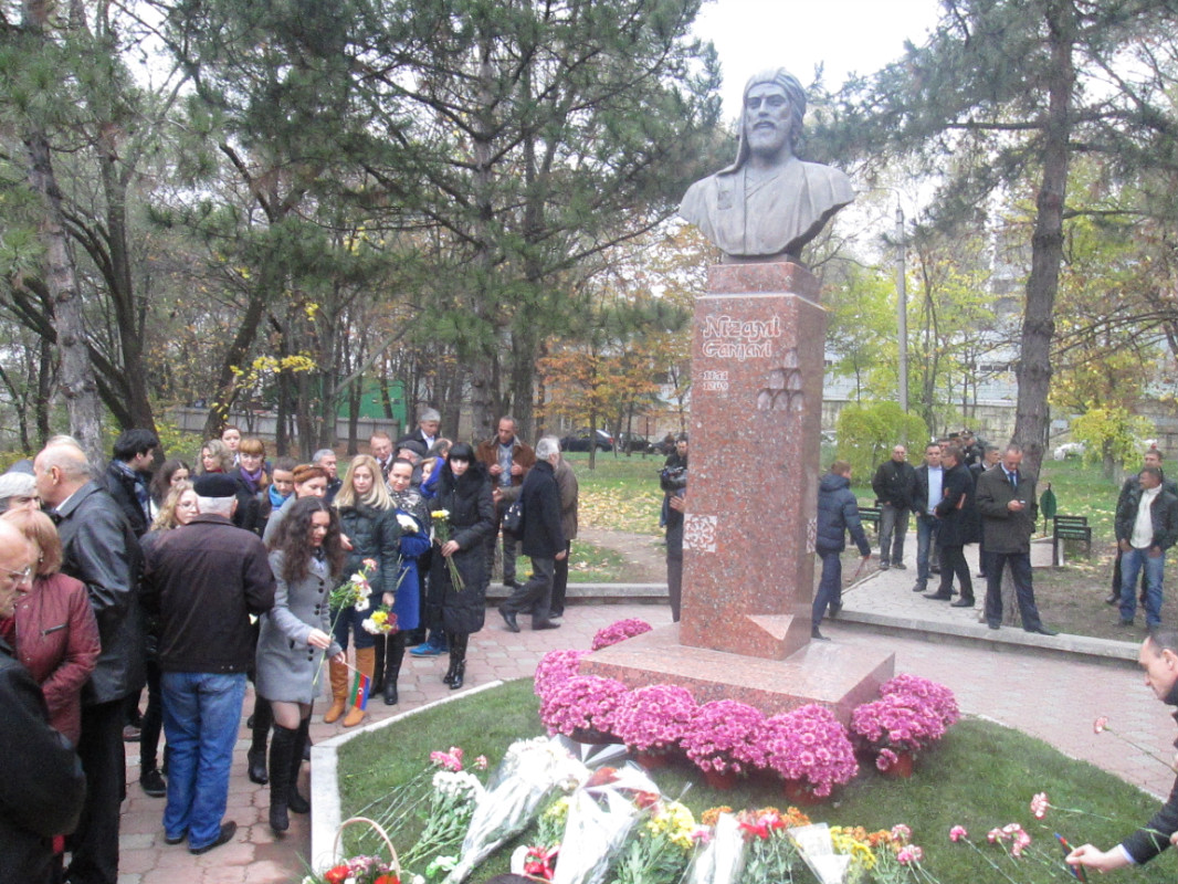 В Молдове состоялось открытие обновленного парка имени Низами Гянджеви (фото)