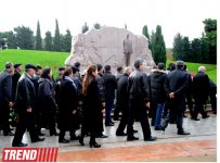 Общественность Азербайджана посещает Аллею почетного захоронения в девятую годовщину кончины Общенационального лидера Гейдара Алиева (ФОТО)