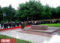 Общественность Азербайджана посещает Аллею почетного захоронения в девятую годовщину кончины Общенационального лидера Гейдара Алиева (ФОТО)