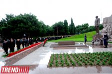 Общественность Азербайджана посещает Аллею почетного захоронения в девятую годовщину кончины Общенационального лидера Гейдара Алиева (ФОТО)