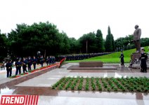 Общественность Азербайджана посещает Аллею почетного захоронения в девятую годовщину кончины Общенационального лидера Гейдара Алиева (ФОТО)