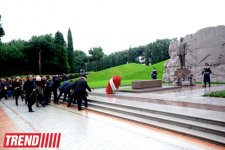 Общественность Азербайджана посещает Аллею почетного захоронения в девятую годовщину кончины Общенационального лидера Гейдара Алиева (ФОТО)