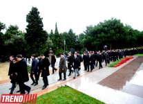 Общественность Азербайджана посещает Аллею почетного захоронения в девятую годовщину кончины Общенационального лидера Гейдара Алиева (ФОТО)