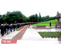 Общественность Азербайджана посещает Аллею почетного захоронения в девятую годовщину кончины Общенационального лидера Гейдара Алиева (ФОТО)