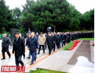 Общественность Азербайджана посещает Аллею почетного захоронения в девятую годовщину кончины Общенационального лидера Гейдара Алиева (ФОТО)