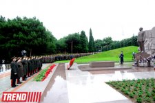 Общественность Азербайджана посещает Аллею почетного захоронения в девятую годовщину кончины Общенационального лидера Гейдара Алиева (ФОТО)