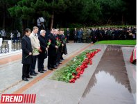 Общественность Азербайджана посещает Аллею почетного захоронения в девятую годовщину кончины Общенационального лидера Гейдара Алиева (ФОТО)