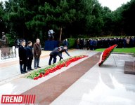 Общественность Азербайджана посещает Аллею почетного захоронения в девятую годовщину кончины Общенационального лидера Гейдара Алиева (ФОТО)