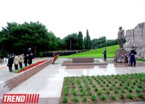 Общественность Азербайджана посещает Аллею почетного захоронения в девятую годовщину кончины Общенационального лидера Гейдара Алиева (ФОТО)