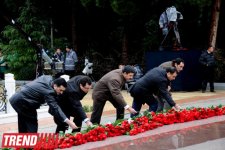 Общественность Азербайджана посещает Аллею почетного захоронения в девятую годовщину кончины Общенационального лидера Гейдара Алиева (ФОТО)
