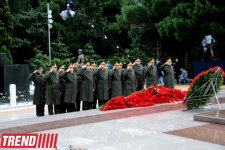Общественность Азербайджана посещает Аллею почетного захоронения в девятую годовщину кончины Общенационального лидера Гейдара Алиева (ФОТО)
