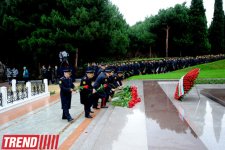 Общественность Азербайджана посещает Аллею почетного захоронения в девятую годовщину кончины Общенационального лидера Гейдара Алиева (ФОТО)