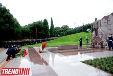 Общественность Азербайджана посещает Аллею почетного захоронения в девятую годовщину кончины Общенационального лидера Гейдара Алиева (ФОТО)