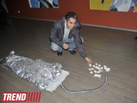 В Баку представлены картины, созданные при помощи колющих и режущих предметов, портреты из нот и "Релакс" (фото)