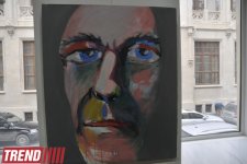 В Баку представлены картины, созданные при помощи колющих и режущих предметов, портреты из нот и "Релакс" (фото)