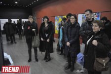 В Баку представлены картины, созданные при помощи колющих и режущих предметов, портреты из нот и "Релакс" (фото)
