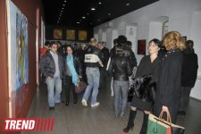 В Баку представлены картины, созданные при помощи колющих и режущих предметов, портреты из нот и "Релакс" (фото)