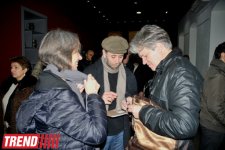 В Баку представлены картины, созданные при помощи колющих и режущих предметов, портреты из нот и "Релакс" (фото)