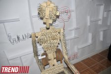 В Баку представлены креативные проекты  - эмбрион, инсталляция из зеркал, тело с гвоздями…(фото)