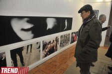 В Баку представлены креативные проекты  - эмбрион, инсталляция из зеркал, тело с гвоздями…(фото)