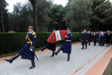 Президент Ильхам Алиев посетил могилу общенационального лидера Гейдара Алиева (версия 2) (ФОТО)