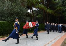 Президент Ильхам Алиев посетил могилу общенационального лидера Гейдара Алиева (версия 2) (ФОТО)