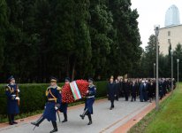 Президент Ильхам Алиев посетил могилу общенационального лидера Гейдара Алиева (версия 2) (ФОТО)