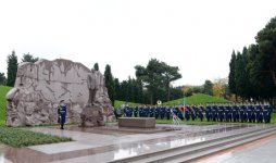 Президент Ильхам Алиев посетил могилу общенационального лидера Гейдара Алиева (версия 2) (ФОТО)
