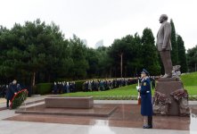 Президент Ильхам Алиев посетил могилу общенационального лидера Гейдара Алиева (версия 2) (ФОТО)
