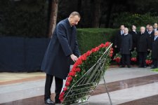 Президент Ильхам Алиев посетил могилу общенационального лидера Гейдара Алиева (версия 2) (ФОТО)