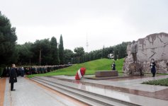 Президент Ильхам Алиев посетил могилу общенационального лидера Гейдара Алиева (версия 2) (ФОТО)
