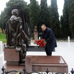 Президент Ильхам Алиев посетил могилу общенационального лидера Гейдара Алиева (версия 2) (ФОТО)
