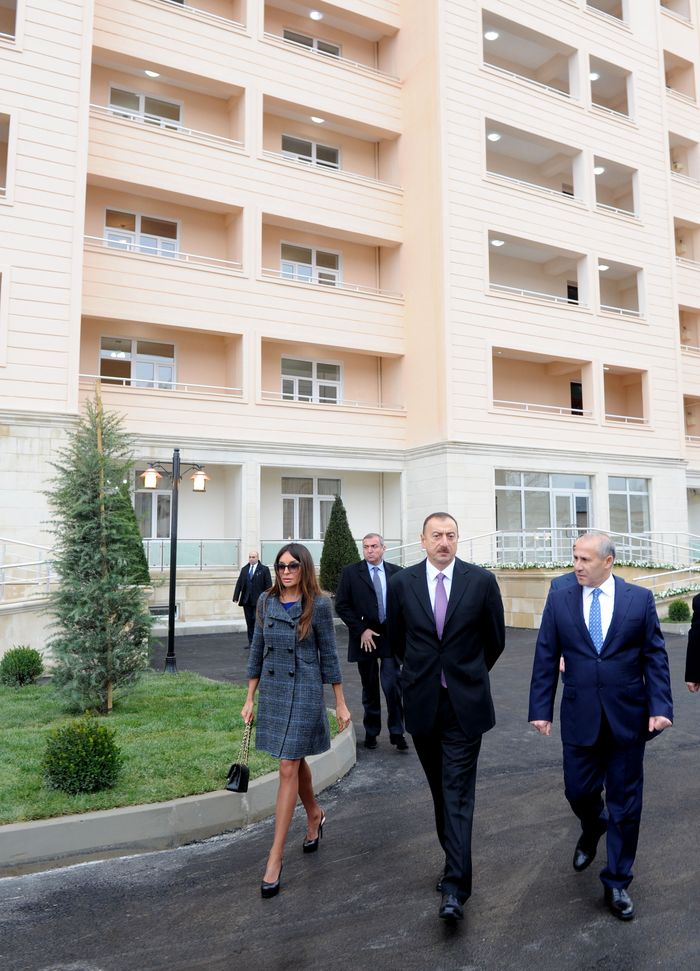 Президент Азербайджана и его супруга приняли участие в церемонии сдачи в эксплуатацию дома для инвалидов и семей шехидов в Сумгайыте (ФОТО)