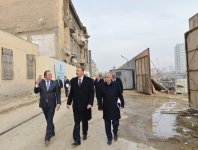 Президент Азербайджана ознакомился со строительными работами, проводимыми на улицах Физули и Мирзаги Алиева (ФОТО)