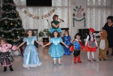 Дети в костюмах сказочных героев встречают в Баку Новый год (фото)