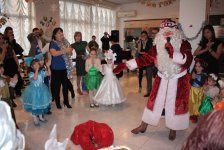Дети в костюмах сказочных героев встречают в Баку Новый год (фото)