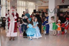 Дети в костюмах сказочных героев встречают в Баку Новый год (фото)