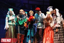 В Баку с успехом проходят премьеры мюзикла "Златошвейка и метельщик" (фотосессия)