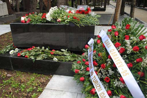 В Баку в Аллее почетного захоронения почтили память Гара Гараева (фото)