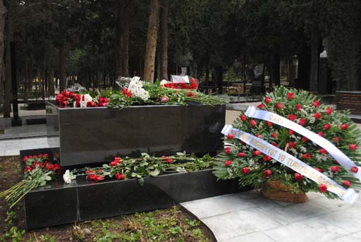 В Баку в Аллее почетного захоронения почтили память Гара Гараева (фото)
