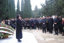 В Баку в Аллее почетного захоронения почтили память Гара Гараева (фото)