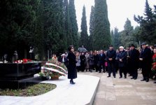 В Баку в Аллее почетного захоронения почтили память Гара Гараева (фото)