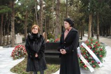 В Баку в Аллее почетного захоронения почтили память Гара Гараева (фото)