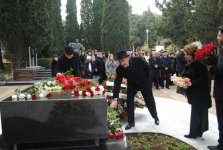 В Баку в Аллее почетного захоронения почтили память Гара Гараева (фото)
