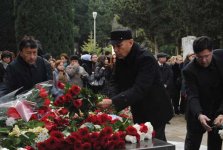 В Баку в Аллее почетного захоронения почтили память Гара Гараева (фото)