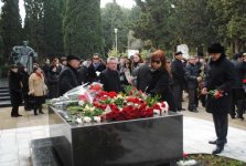 В Баку в Аллее почетного захоронения почтили память Гара Гараева (фото)