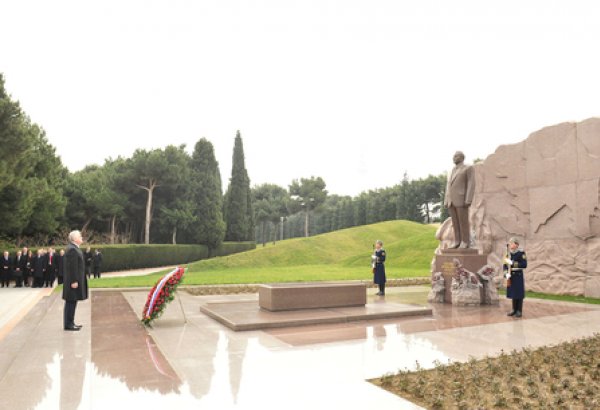 Serbian president pays tribute to Azerbaijani national leader and martyrs (PHOTO)
