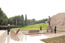 Serbian president pays tribute to Azerbaijani national leader and martyrs (PHOTO)