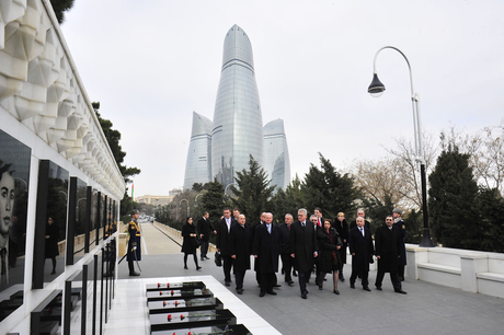 Serbian president pays tribute to Azerbaijani national leader and martyrs (PHOTO)